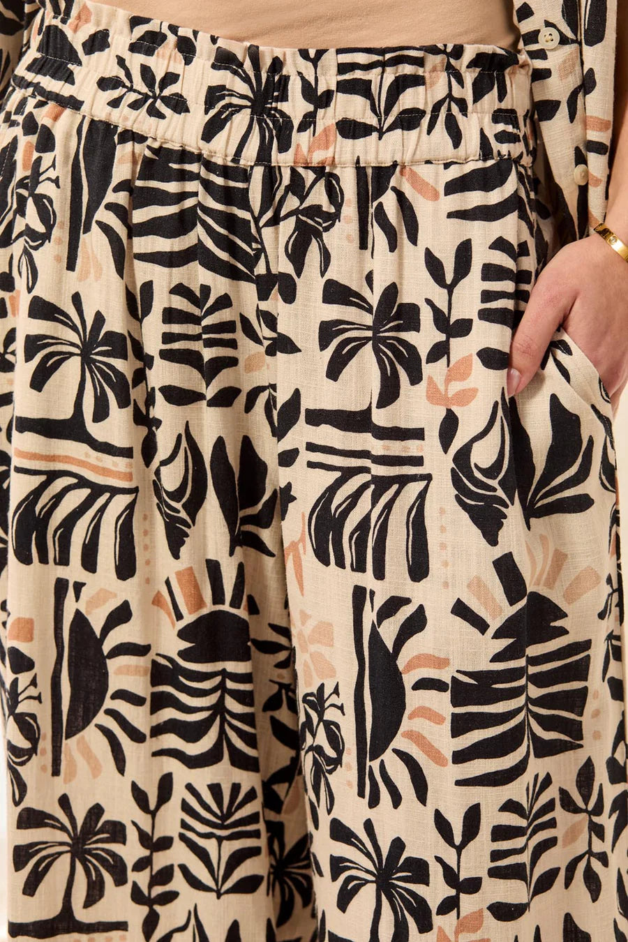 Pull On Capri w/ Waistband Ruffle - Canvas